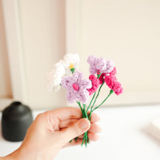 black bud vase with mini crochet daisies