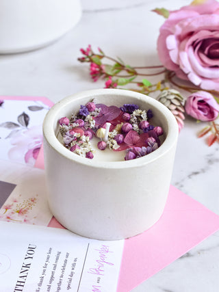 White - Dryflower decorated candle in small  size concrete jar