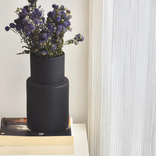 Minimalistic Heaven Vase – Black